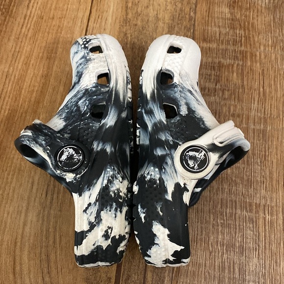 Crocs black & white marble Clogs sandals size C5 - Picture 2 of 9